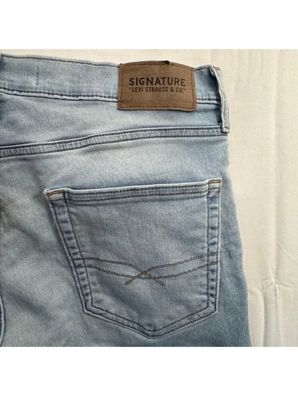 Signature Levi Jeans S37 Slim Light Wash Denim Stain Flaw